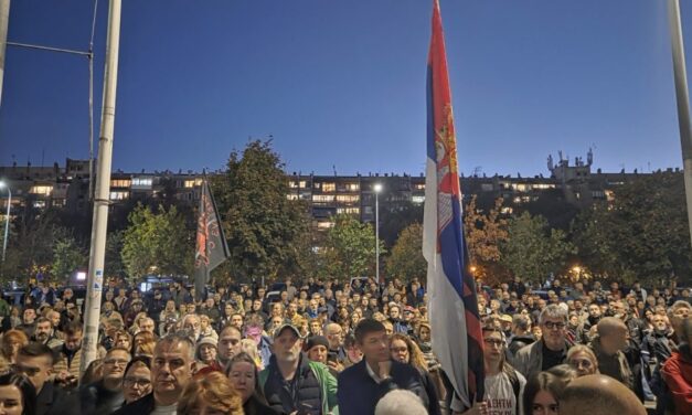 TÖBB SZÁZAN ÁLLTAK KI A NOVA.RS SZERKESZTŐSÉGE MELLETT