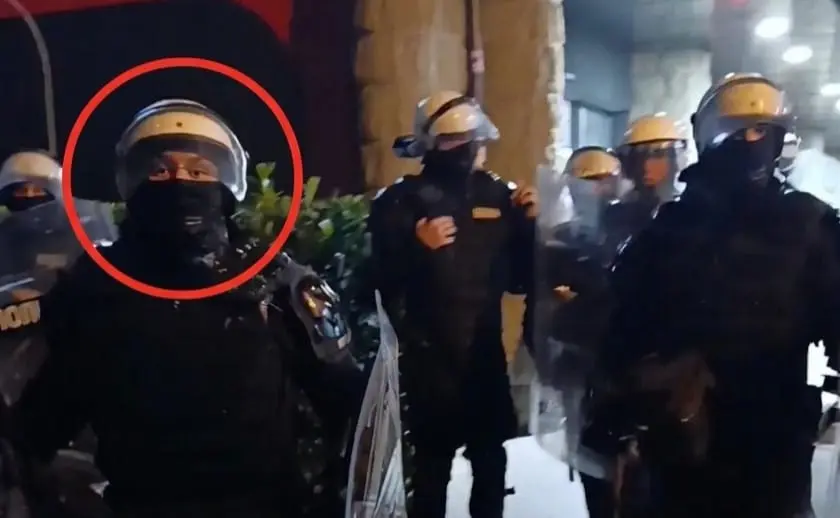 ANEM: A PINK TV SZÉKHÁZA ELŐTT RENDŐR BÁNTALMAZOTT EL EGY  MUNKÁJÁT VÉGZŐ ÚJSÁGÍRÓT