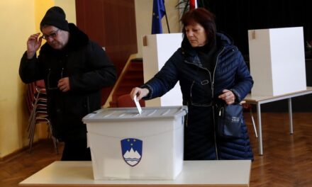 FEJ-FEJ MELLETT A SZLOVÉN KÖZMÉDIA DÍJÁNAK TÁMOGATÓI ÉS ELLENZŐI