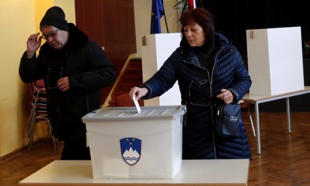 FEJ-FEJ MELLETT A SZLOVÉN KÖZMÉDIA DÍJÁNAK TÁMOGATÓI ÉS ELLENZŐI