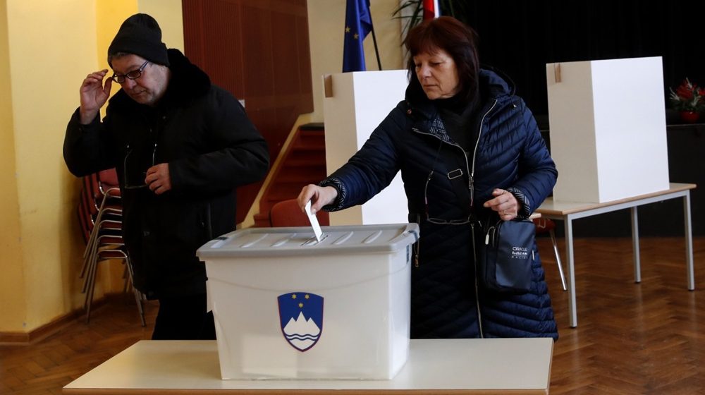 FEJ-FEJ MELLETT A SZLOVÉN KÖZMÉDIA DÍJÁNAK TÁMOGATÓI ÉS ELLENZŐI