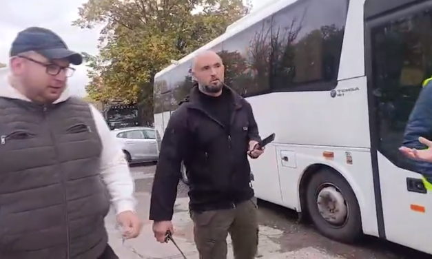 BIZTONSÁGI FENYEGETÉSNEK MINŐSÍTETTÉK AZ ÚJSÁGÍRÓKAT A SZERB KORMÁNYPÁRT RENDEZVÉNYÉN (VIDEÓVAL)